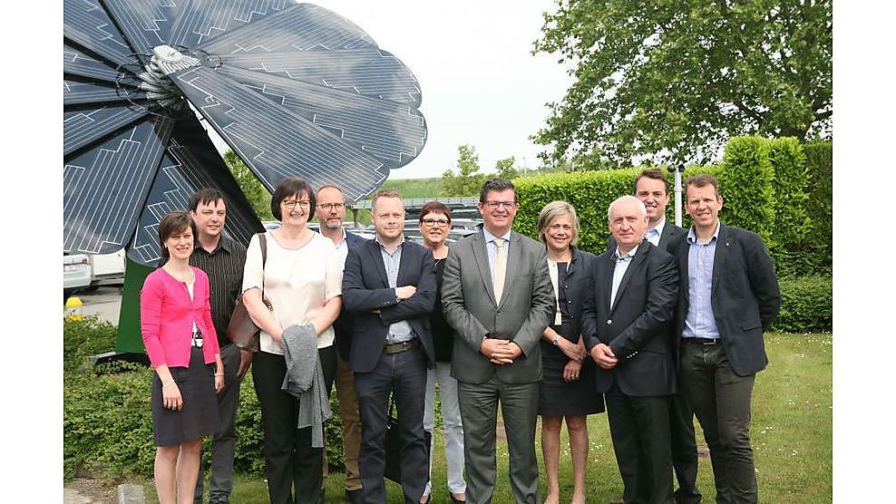 Le ministre Tommelein inaugure les panneaux solaires de Deceuninck