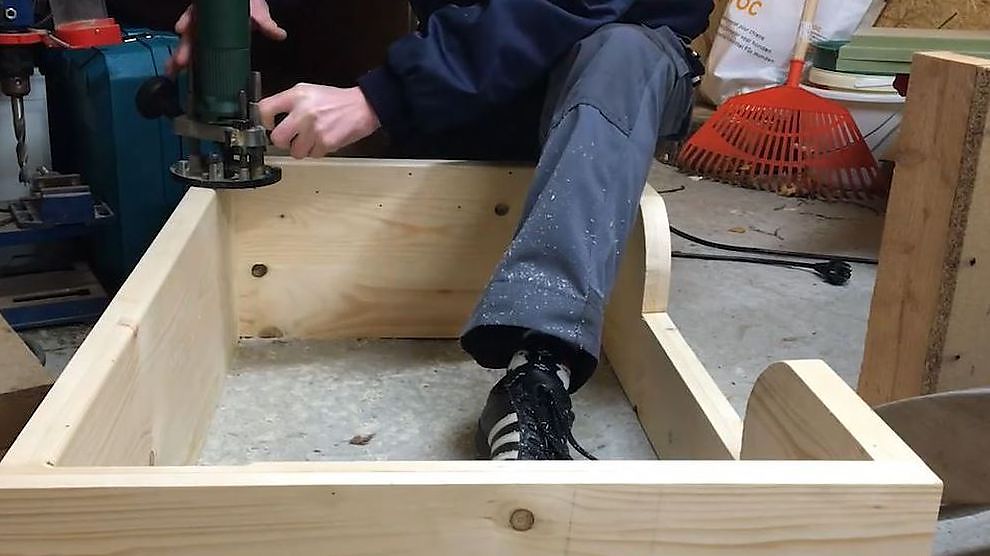 Maak zelf een houten hondenmand