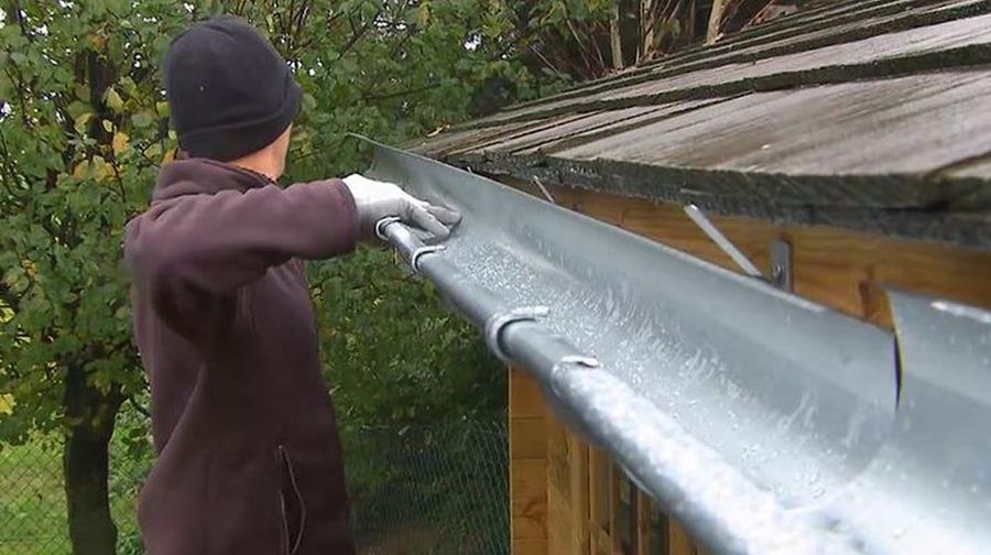 Comment placer la gouttière de votre abri de jardin?