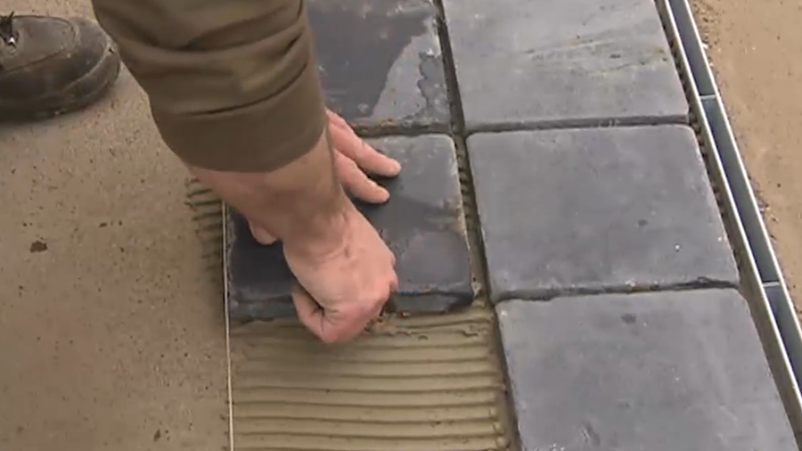 Hoe leg je een natuursteen of keramisch terras?