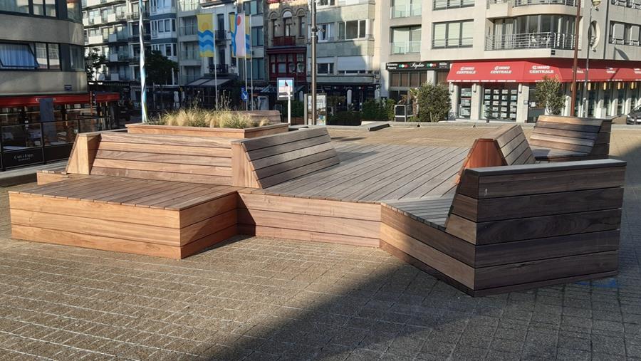 Bancs en bois pour remplacer la plinthe existante