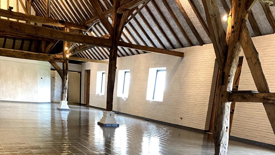 Paint & Style Cuyvers kaleit en lakt feestzaal in Dessel