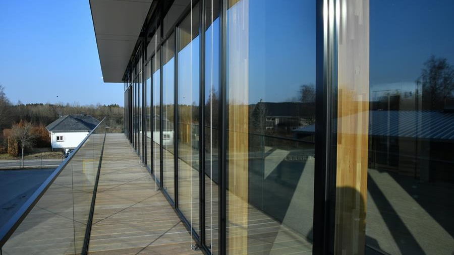 Extension de bureaux légère dans l'air du temps par Fabribois SA