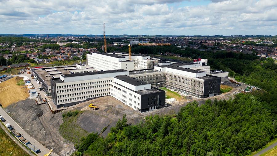 Collage de 32.000 m² de panneaux muraux dans le Grand Hôpital de Charleroi