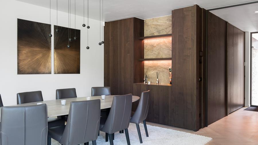 Warm binneninterieur dankzij donker walnoot fineer