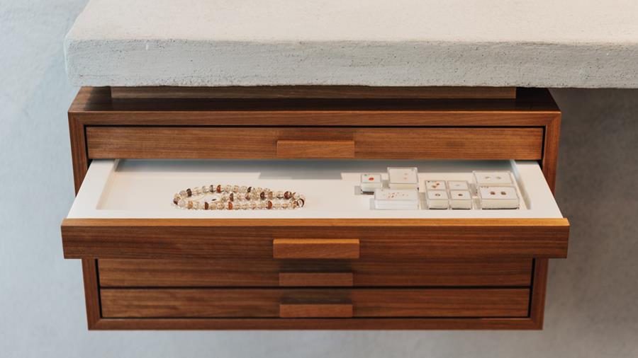 Une armoire à bijoux qui respire le luxe