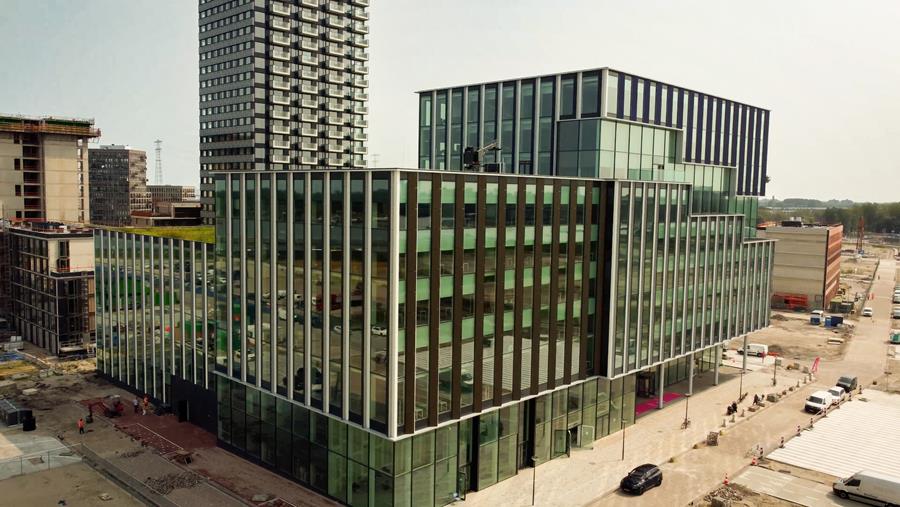 Vorsselmans nv integreert 1.068 pv-panelen in aluminium gevel