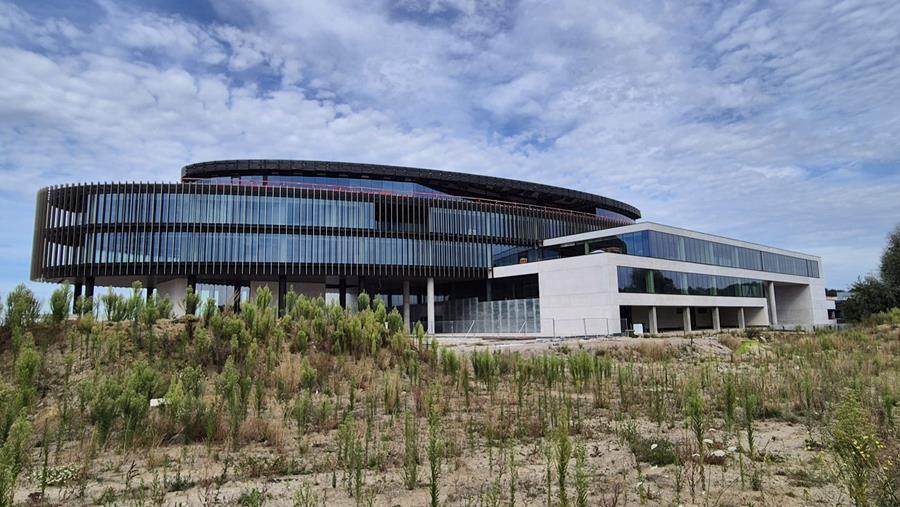 Group Ceyssens met structurele verlijmde glasgevels in ovale vorm