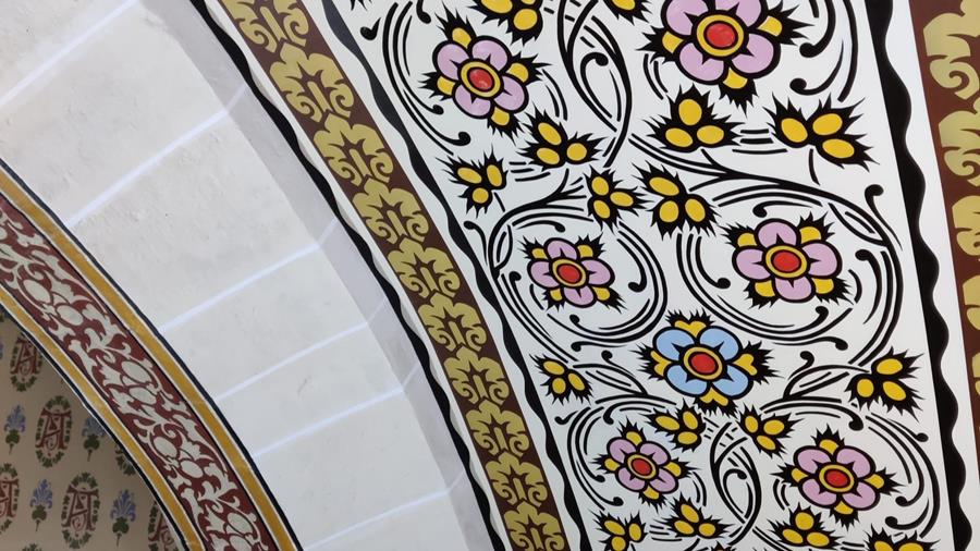 Waarheidsgetrouwe restauratie van kleuren en sjablonen in decoratieve kapellen