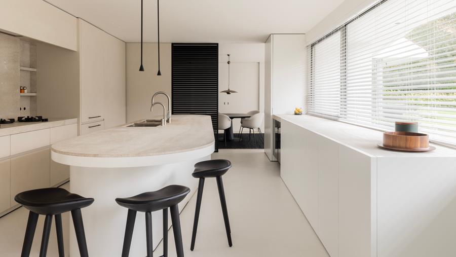 INBO creëert exclusieve keuken met druppelvormig eiland in Wilrijk