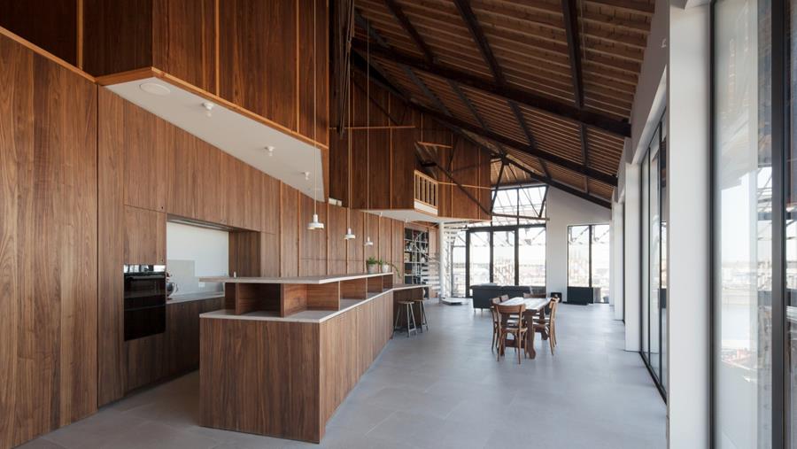 Un intérieur chaleureux pour le patrimoine industriel