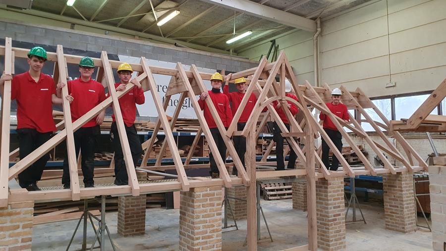 Zeven leerlingen creëren getrouwe replica van boothuis in kasteelpark Blauwhuis
