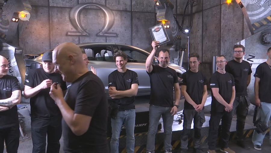 Internationaal carwrap-team breekt wereldrecord in Houthalen
