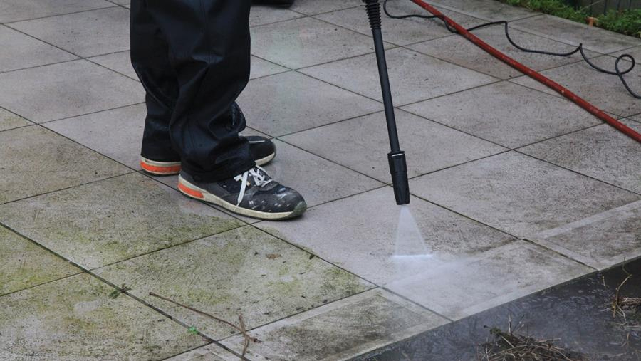 Hoe onderhoud je een stenen terras?
