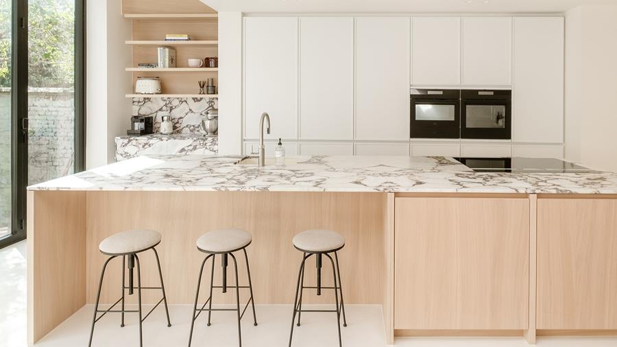 Samenspel van materialen zorgt voor strak en warm interieur