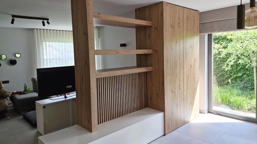 Ruimtelijk maatwerkmeubel als stijlvolle roomdivider