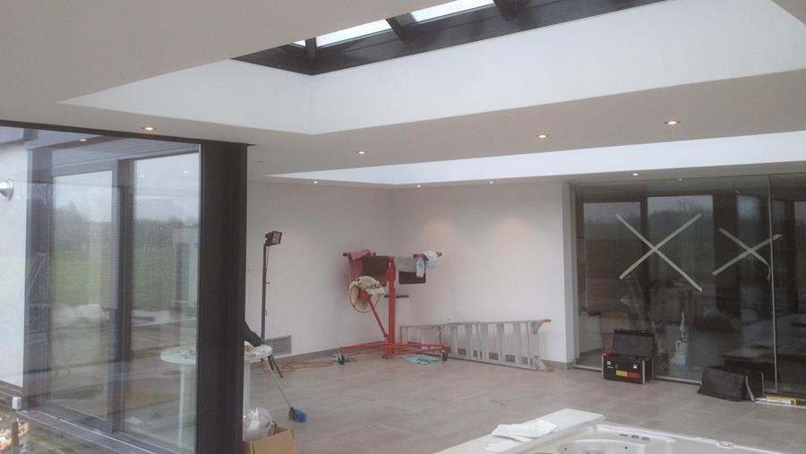 Un plafond tendu en PVC ou polyester?
