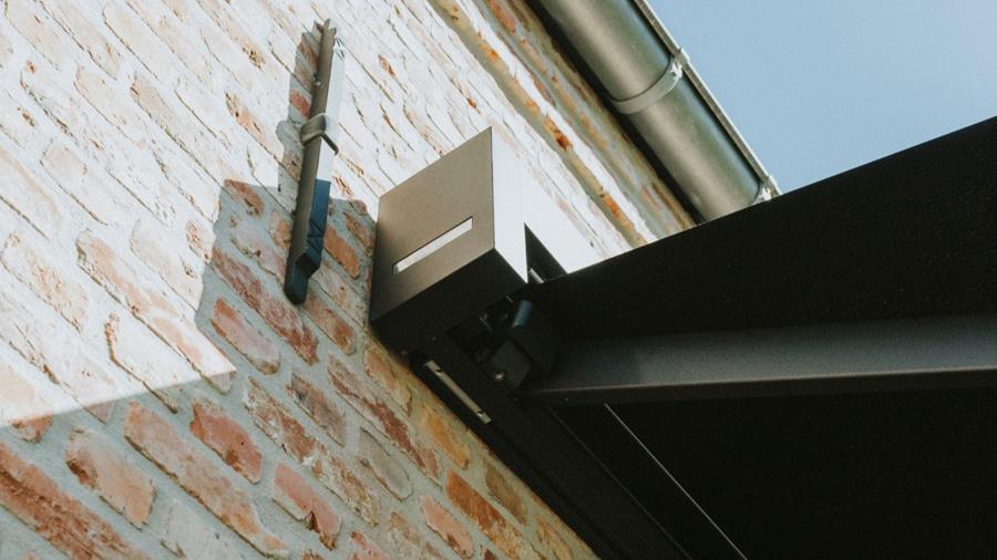 Installatie en onderhoud knikarmschermen